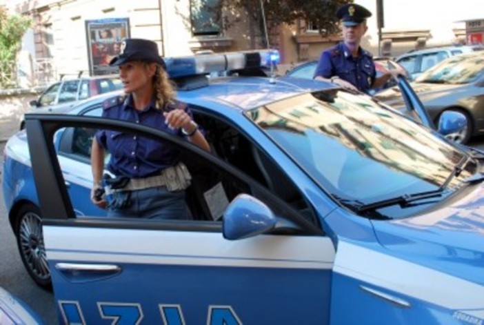 Ubriaco litiga con la moglie e colpisce i poliziotti con un casco