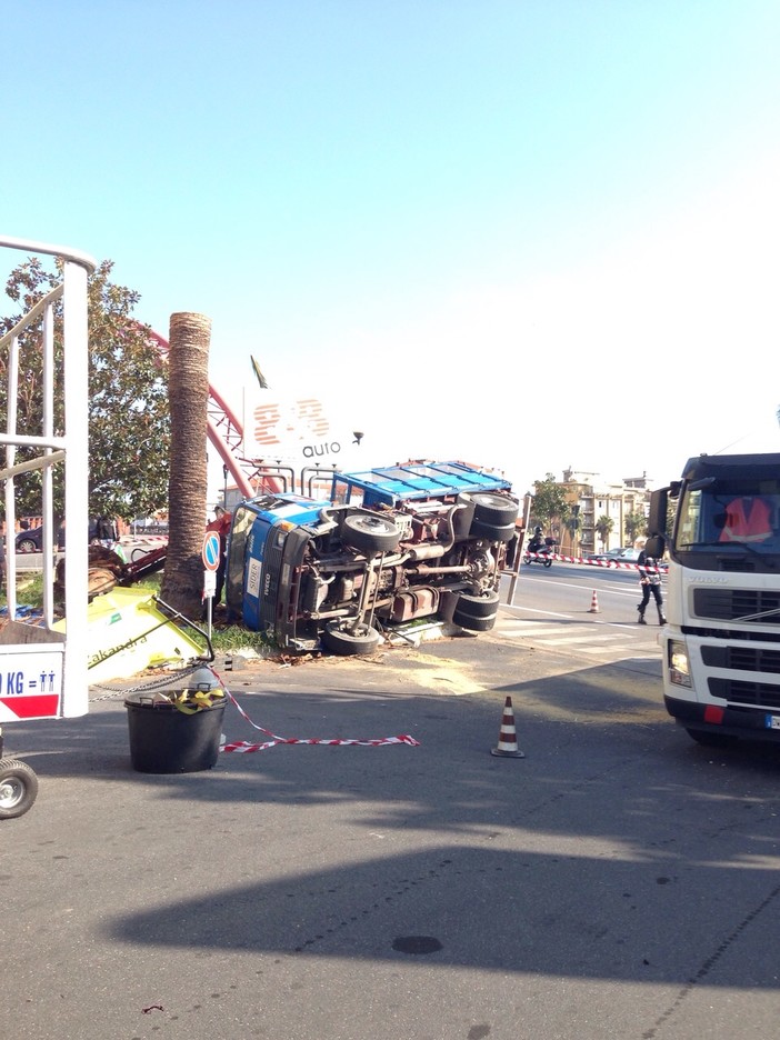 Camion ribaltato ad Albenga, ma non è un incidente: potavano le palme