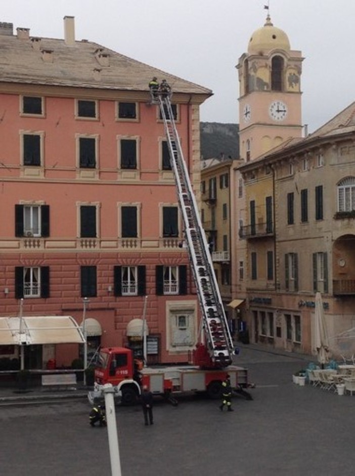 Finale Ligure, pompieri in azione con l'autoscala in piazza Vittorio Emanuele