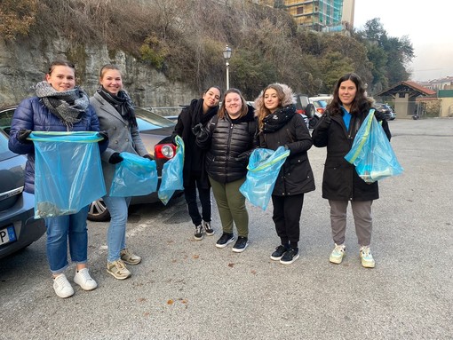 Dai banchi agli spazi all'aperto: una giornata di cura dell'ambiente per gli studenti del &quot;Patetta&quot; di Cairo con &quot;PlasticFree&quot;