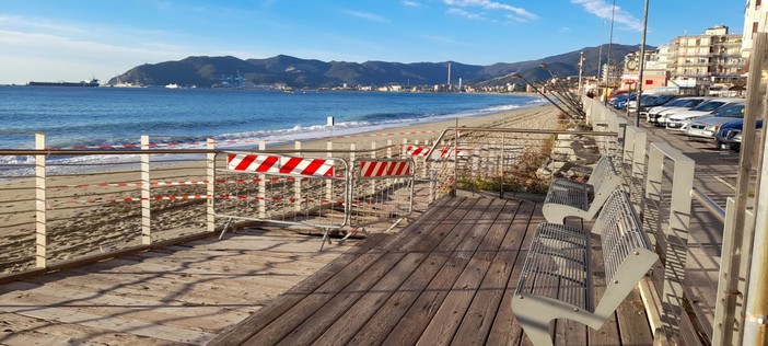 Savona, la passerella delle Fornaci distrutta dalla mareggiata e inagibile