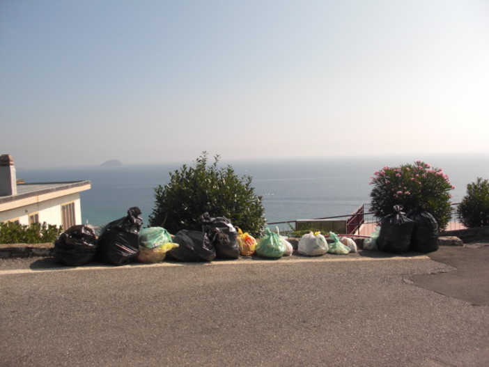 Laigueglia: clamorosa protesta, spazzatura davanti al Comune