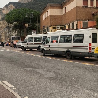 Finale,  nuovo asfalto in piazza della stazione ferroviaria: per due giorni modifiche alla viabilità