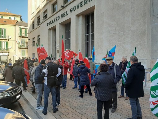 Savona, i pensionati in presidio sotto la Prefettura: &quot;Il Governo ci deve ascoltare, trattati sempre bancomat&quot;