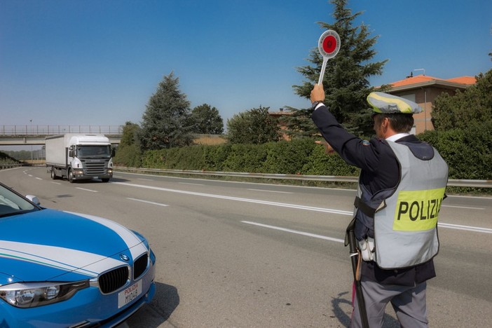 Paura sull'autostrada, tir contromano sulla A6 fermato dalla polizia stradale