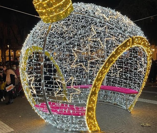 Savona, albero di Natale in piazza Sisto e punti selfie in alcune zone della città