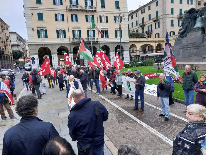 Savona, presidio in Piazza Mameli per fermare la guerra in Medio Oriente: &quot;Pace subito&quot; (FOTO)