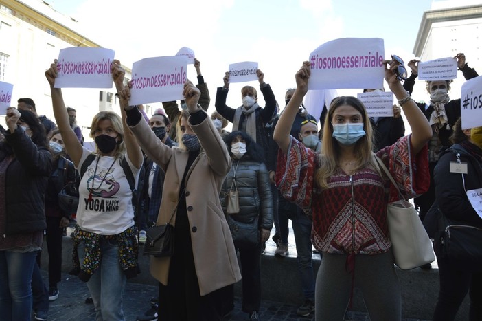 Protesta in piazza De Ferrari per le disposizioni anticovid: &quot;Vogliamo risposte da Regione e Comune&quot; (FOTO e VIDEO)