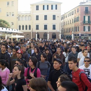 Savona: gli studenti dell'Alberti in piazza per protestare contro le direttive del preside