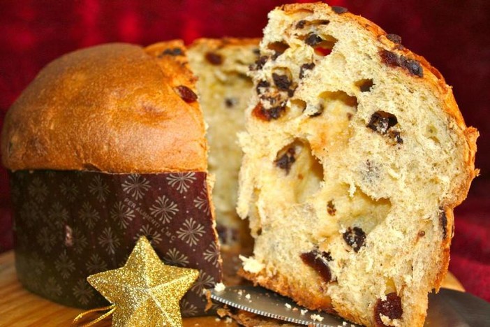 Tovo dona un panettone agli anziani del paese