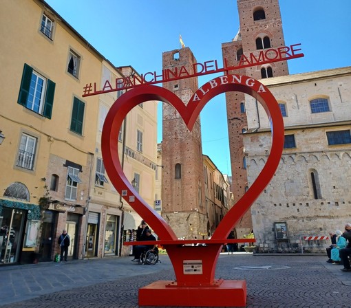 Albenga, nel centro storico arriva la Panchina dell'Amore, punto selfie per i turisti