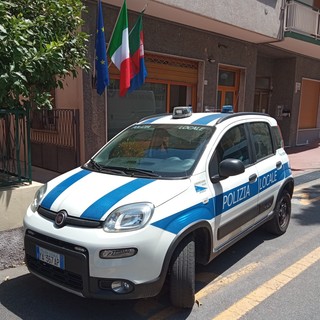 Laigueglia, merce contraffatta in depositi sulla spiaggia, la Polizia Locale: “Ricordiamo che acquistare da venditori abusivi è vietato”