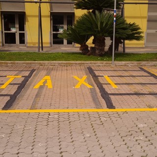 Albenga, in piazzale Nassiriya i nuovi stalli per la sosta dei taxi