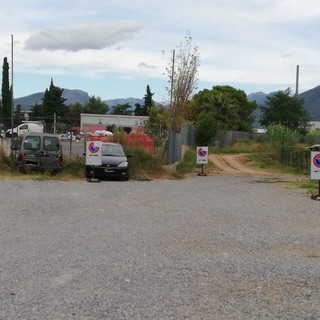 Albenga: il Comune ripristina il parcheggio sterrato alle Rapalline