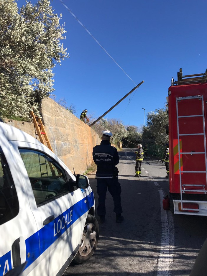 Peagna, palo della Telecom pericolante: intervento dei vigili del fuoco (FOTO)