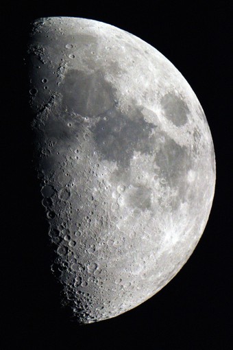 Savona, la Luna al primo quarto: venerdì 18 giugno l'osservazione con l'Associazione Astrofili Orione