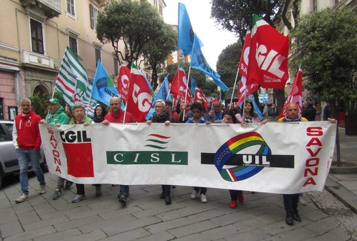 Festa dei Lavoratori, il corteo dell'1 maggio a Savona: &quot;Lavoro elemento fondamentale della libertà della persona&quot; (FOTO E DIRETTA)