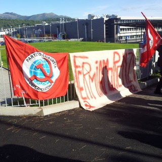 &quot;Fermiamo Renzi&quot;: il PCL in protesta all'inaugurazione della Piaggio di Villanova