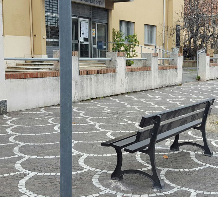 Albenga: nuove panchine in viale Pontelungo