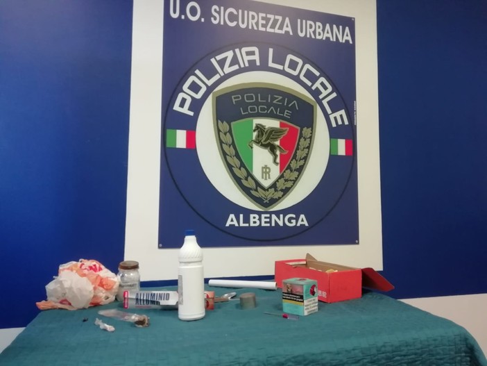 Commercio abusivo e contraffazione: maxi operazione della polizia locale di Albenga