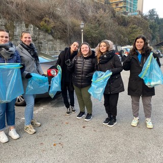 Dai banchi agli spazi all'aperto: una giornata di cura dell'ambiente per gli studenti del &quot;Patetta&quot; di Cairo con &quot;PlasticFree&quot;