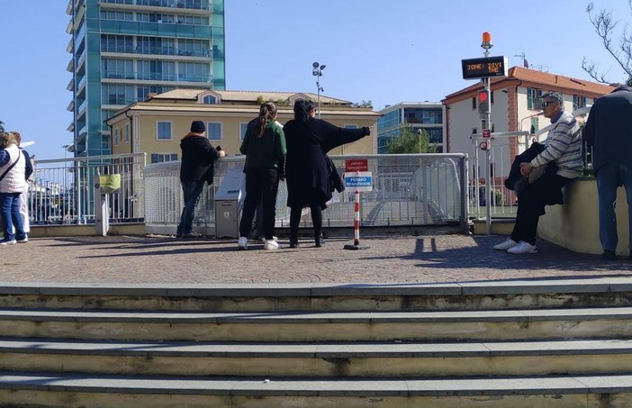 Savona, nuovamente guasto il ponte della Darsena: croceristi in coda (FOTO)