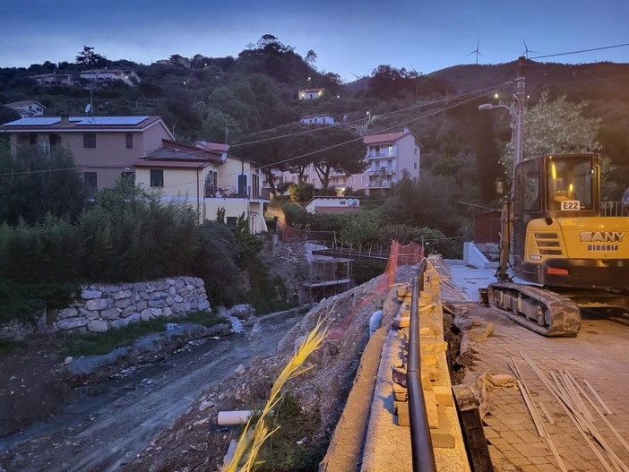 Vado, posata la nuova passerella sul torrente Segno a Sant'Ermete