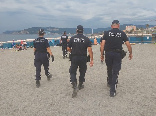 Savona, controlli della polizia locale sulle spiagge contro bivacchi e campeggiatori abusivi