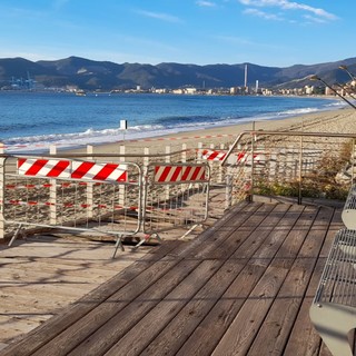 Savona, la passerella delle Fornaci distrutta dalla mareggiata e inagibile