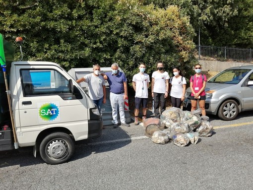 Albenga, volontari puliscono la via Julia Auguta. Raccolti 35kg di rifiuti abbandonati