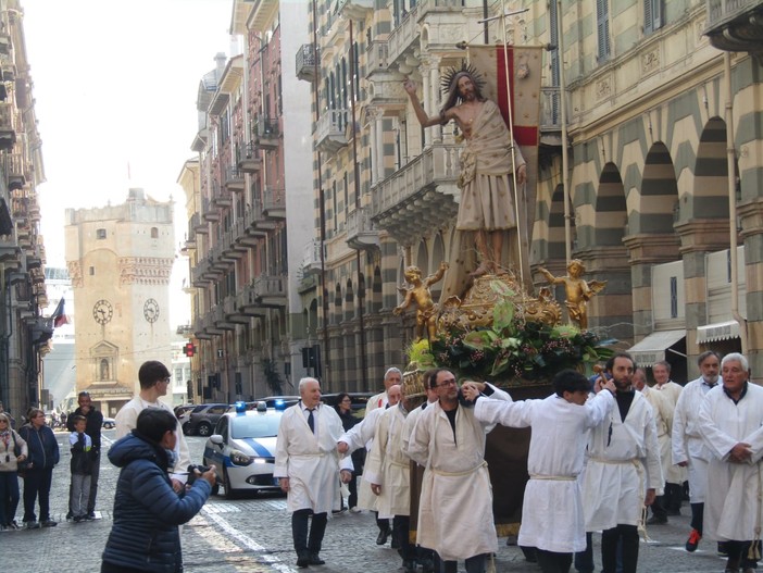 Savona, dopo tre anni di stop causa Covid ritorna la processione del Cristo Risorto (FOTO E VIDEO)