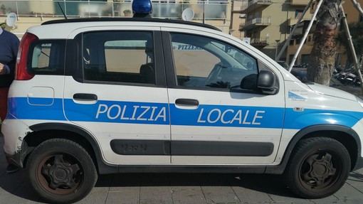 Finale, merce non conforme in un bazar di via Barrili: oltre 200 articoli sequestrati e sanzioni possibili fino a 25mila euro