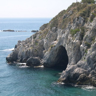 Bergeggi, visita guidata nella grotta marina il Primo Maggio