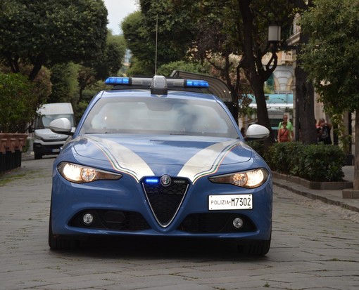 Cerca di rubare due bottiglie di superalcolici, oppone resistenza ai poliziotti e danneggia la volante: 43enne arrestato a Savona