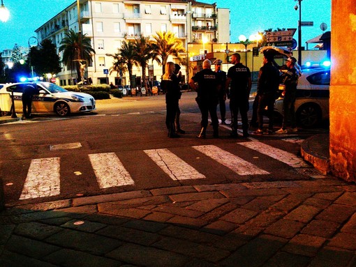 Protesta in piazza della comunità marocchina di Albenga per il pestaggio del connazionale