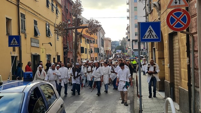 Savona si ferma per la Madonna della Misericordia, i savonesi in pellegrinaggio al Santuario (FOTO)