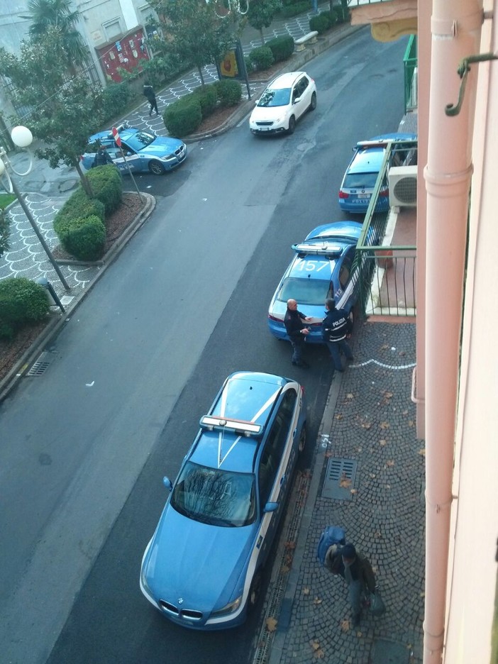 Albenga:Pattuglione della Polizia di Stato nelle attività commerciali e tra le vie cittadine