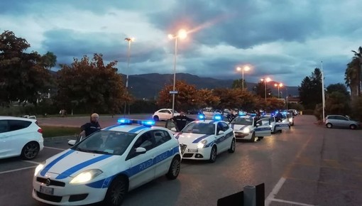 Albenga, in nove in un appartamento da 70 mq: mobilitata la polizia locale