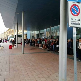 Deraglia treno a Trinità, primi disagi con i pullman sostitutivi tra Mondovì e Fossano