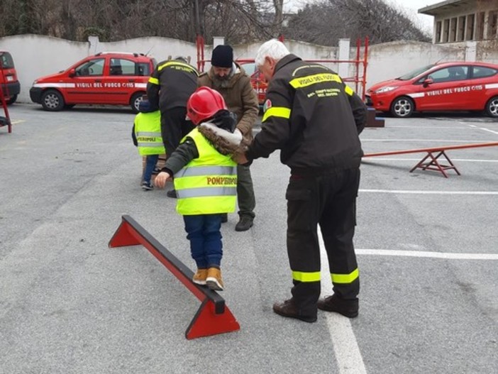 Albenga, i bimbi pronti ad incontrare Babbo Natale e a cimentarsi nel percorso di Pompieropoli