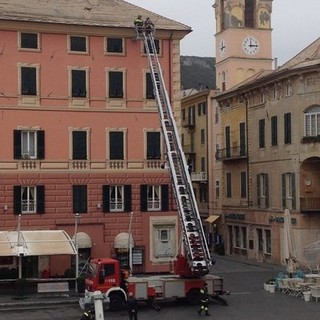 Finale Ligure, pompieri in azione con l'autoscala in piazza Vittorio Emanuele