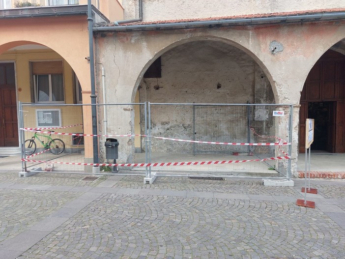 Quiliano, crepe e infiltrazioni d'acqua: transennato il porticato dell'oratorio di Valleggia (FOTO)