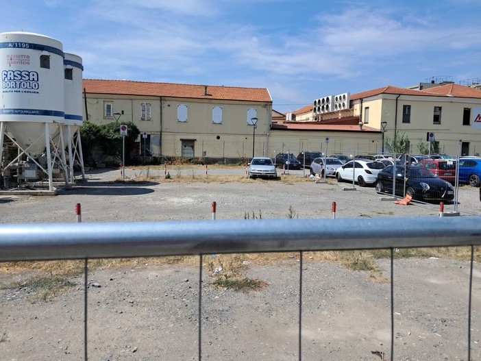 Savona, parcheggia dentro l'area di cantiere di Villa Pizzardi, auto fatta rimuovere dai vigili