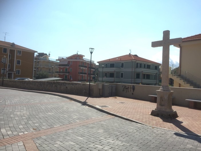 Pietra intitola la piazzetta compresa tra via Ghirardi e via Soccorso al dottor Angelo Spotorno