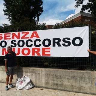 Albenga, nuovi striscioni “Senza Pronto Soccorso Si Muore” appesi al Santa Maria di Misericordia