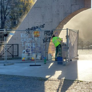 Savona, scattati gli interventi di rimozione e sanificazione dei graffiti davanti al Tribunale (FOTO)