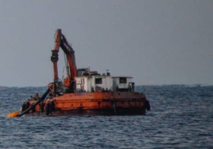 Andora, pontone al lavoro per proseguire l’opera di ripascimento delle spiagge