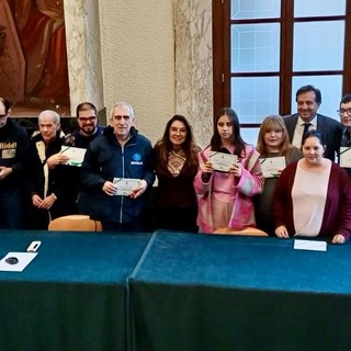 Savona, il sindaco Russo premia il cast del film savonese &quot;Le smodellate&quot;