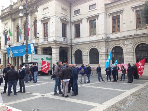 Sciopero ATA: lavoratori in presidio davanti palazzo Sisto (FOTO e VIDEO)