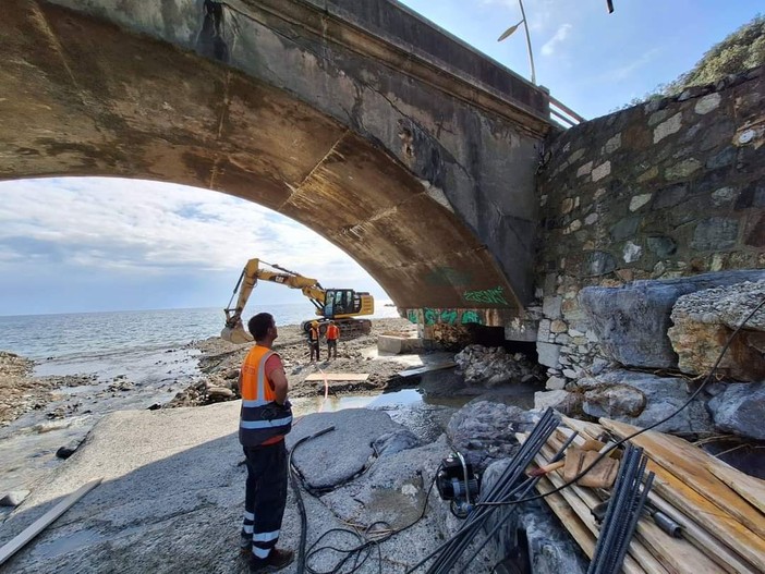 Varazze, danni alla pila del ponte sul rio Arenon: scattano i lavori